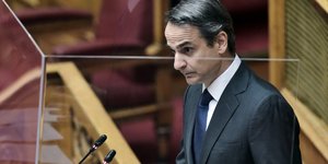 Ο Κυριάκος Μητσοτάκης στη Βουλή πίσω από το προστατευτικό τζάμι