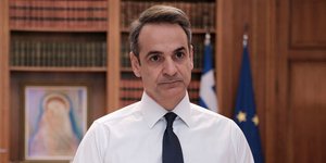 Ο Κυριάκος Μητσοτάκης στο γραφείο του στο Μαξίμου με λευκό πουκάμισο