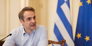 Ο Κυριάκος Μητσοτάκης κατά την τηλεδιάσκεψή του με τους ερευνητές