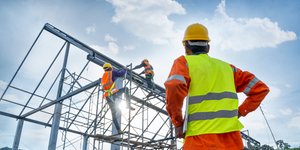 Μηχανικός παρακολουθεί εργάτες