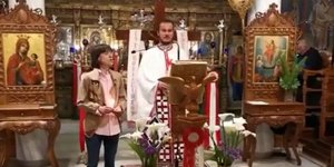 η Μόνικα ψέλνει το Χριστός Ανέστη