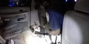Αστυνομικός βρίσκει νεογέννητο στο πίσω κάθισμα αυτοκινήτου μετά από ατύχημα