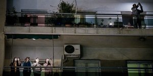 Ολη η Ελλάδα έκανε Ανάσταση στα μπαλκόνια λόγω της πανδημίας