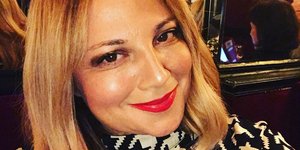 Η Νάνσυ Ζαμπέτογλου με μαυρόασπρη μπλούζα 