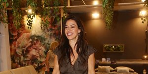 Η Ναταλία Δραγούμη με τοπ με βολάν και μαύρο παντελόνι