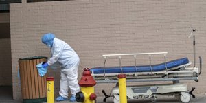 Προσωπικό υγείας με στολή, μάσκα και γάντια έξω από νοσοκομείο της Νέας Υόρκης