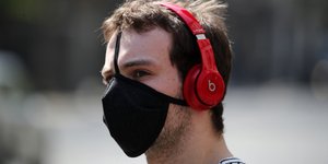 νεαρός άνδρας με μάσκα λόγω κορωνοϊού και ακουστικά
