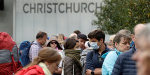 Πολίτες της Νέας Ζηλανδίας με μάσκες για τον κορωνοϊό