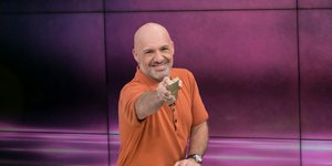 Ο Νίκος Μουτσινάς στην ενότητα «Χρυσή Τηλεόραση» της εκπομπής «Καλό Μεσημεράκι»