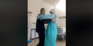 Νοσηλεύτρια και ασθενής σε νοσοκομείο χορεύουν