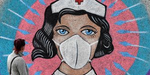 Καλλιτέχνης σχεδίασε σε τοίχο της Γερμανίας μια νοσοκόμα με μάσκα λόγω κορωνοϊού 