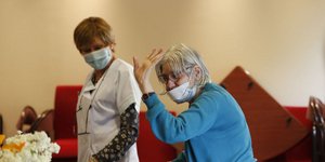 Ηλικιωμένη με μάσκα προστασίας από τον κορωνοϊό σε γηροκομείο της Γαλλίας