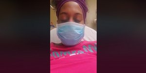 Γυναίκα με μάσκα σε νοσοκομείο