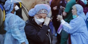 Αμερικανίδα νοσοκόμα κουρασμένη