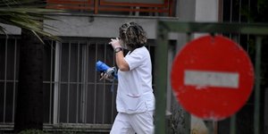 Νοσοκόμα περπατάει