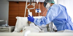 Ασθενής και γιατρός σε νοσκομείο