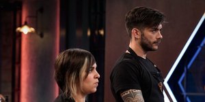 Η Ντέμη και ο Γιώργος με την ποδιά του υποψήφιου προς αποχώρηση στο MasterChef 4