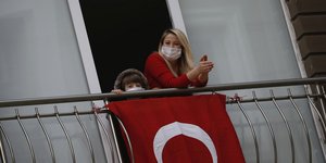 Μητέρα και παιδί με σημαία της Τουρκίας στην καραντίνα για τον κορωνοϊό