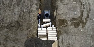 Εικόνες σοκ στη Νέα Υόρκη με ομαδικό τάφο