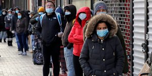 Κόσμος περιμένει σε ουρά στην Βοστώνη