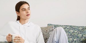 μοντέλο με homewear από τη συλλογή των Oysho