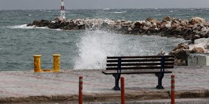 Παγκάκι δίπλα στο κύμα σε λιμάνι στην Ραφήνα