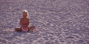 Παιδί με κουβαδάκι σε παραλία της Μαγιόρκα