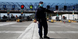 Αστυνομικός διενεργεί ελέγχους για τον περιορισμό των μετακινήσεων λόγω κορωνοϊού