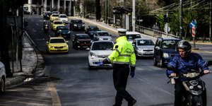 Αστυνομικός διενεργεί ελέγχους για τυχόν παραβάσεις