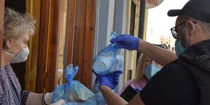 Παράδοση γευμάτων σε ηλικιωμένη