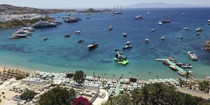 Καλοκαιρινές διακοπές σε παραλία της Μυκόνου