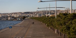 Δύο άνθρωποι περπατούν στη Νέα Παραλία Θεσσαλονίκης
