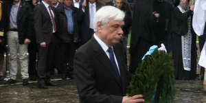 Ο Προκόπης Παυλόπουλος ως ΠτΔ αποθέτει στεφάνι στο Μεσολόγγι