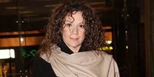 Η Πέγκυ Τρικαλιώτη με μπεζ πασμίνα και μαύρα ρούχα