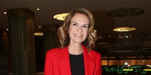Η Πέγκυ Σταθακοπούλου με κόκκινο σακάκι