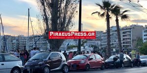 Κόσμος περπατά στον Πειραιά