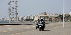 Περιπολία της ΕΛ.ΑΣ. στην άδεια παραλία Θεσσαλονίκης