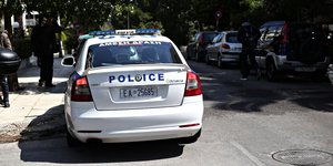 Περιπολικό της ΕΛ.ΑΣ από πίσω