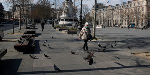 Ηλικιωμένη πεζή στο Παρίσι