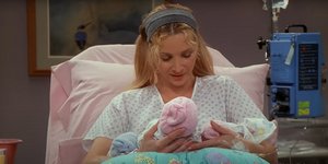 H Φοίβη από τα Φιλαράκια κρατά στα χέρια της τα τρίδυμα