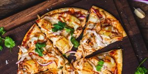 Λαχταριστή πίτσα με τυρί και κρεμμύδι