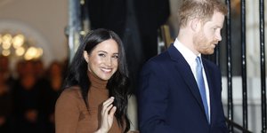 πρίγκιπας Χάρι και Μέγκαν Μαρκλ που χαιρετά τους δημοσιογράφους