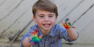 Ο πρίγκιπας Λούις με χέρια ζωγραφισμένα