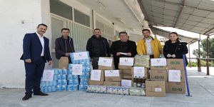 Ο Δήμαρχος Σαλαμίνας με το επιτελείο του παραλαμβάνουν τα δέματα από το Ίδρυμα "Μαριάννα Β. Βαρδινογιάννη" και την "ΕΛΠΙΔΑ"