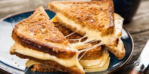Ψημένο τοστ πάνω σε πιάτο 