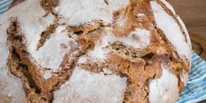 Καρβέλι ψωμί πάνω σε πετσέτα κουζίνας