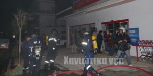 Πυροσβέστες έξω από σούπερ μάρκετ στα Χανιά