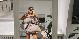 γυναίκα φορά το μαξιλάρι της σαν φόρεμα