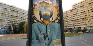 Στην Ρουμανία «αγιοποίησαν» τους γιατρούς και τους νοσοκόμους που μάχονται με τον κορωνοϊό