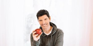 Ο Σάκης Ρουβάς με ένα μήλο στο χέρι σε φωτογραφία του στο Instagram